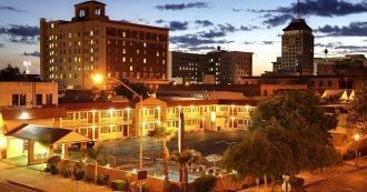 Город Фресно ночью.