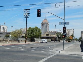 На улице города Фресно.