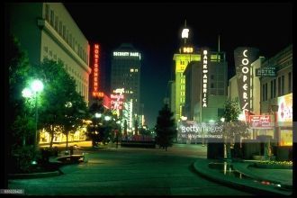 Город Фресно ночью.