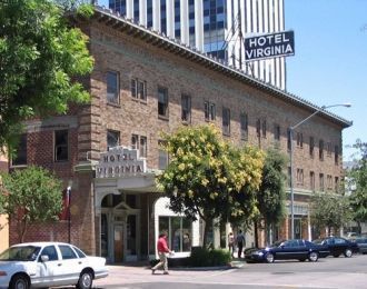 На улице города Фресно.