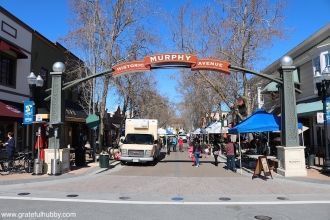 Люди на улицах города. Саннивейл.