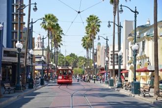 Жители и гости Анахайма.