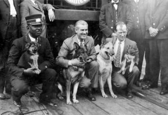 А вот уже пожилой Ли Дункан держит пару 