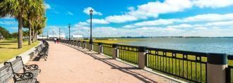 Парк и набережная в центре Чарлстона.