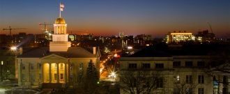 Фото университета Айова-Сити, ночью.