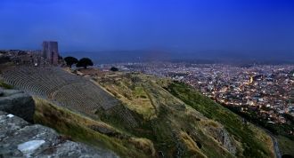Ночная панорама города Бергама. 