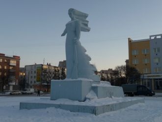 Памятник Женщина с ружьем.