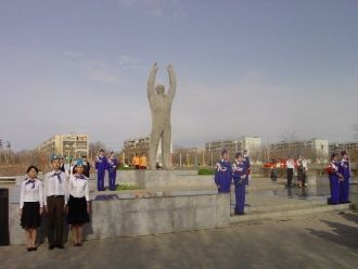 Почетный караул у памятника Юрию Гагарин
