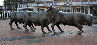 Памятник в центре Люнена, представляющий