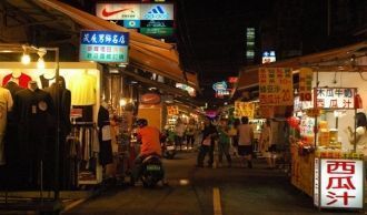 Ночной рынок Tao Yuan находится в центре