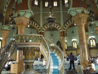 Внутри Великой мечетью Медана.
