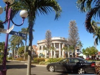 На одной из улиц города Маккай.