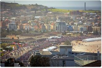 На улице города Брум.