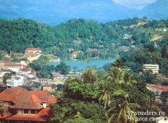 Вид на Анурадхапуру с горы Шрипада.