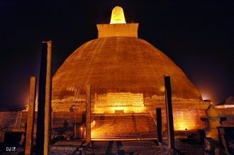 Анурадхапура ночью.