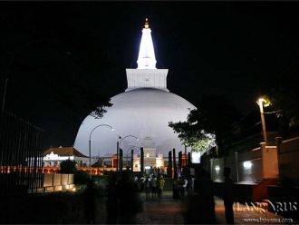 Ночной Анурадхапура.