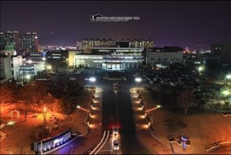 Город Куми ночью.