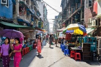 Улица Янгона.
