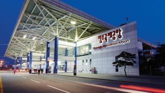 Международный аэропорт Чхонджу ночью.