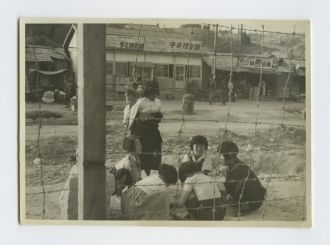 Старое фото играющих местных детей.