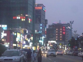 Вечерняя улица Пхохана.