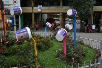 Банки с выливающейся краской, парящие в 