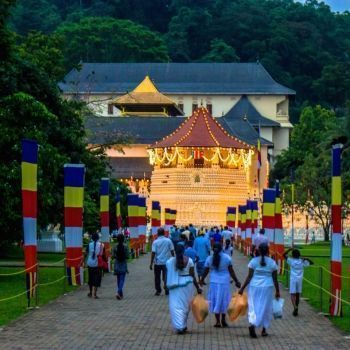 Вход в Храм Зуба, Канди, Шри-Ланка.