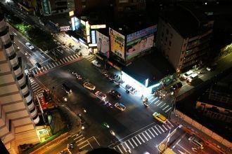 Вид на ночные улицы Тайбэя.