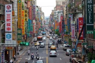 Оживлённая улица Тайбэя, Тайвань.