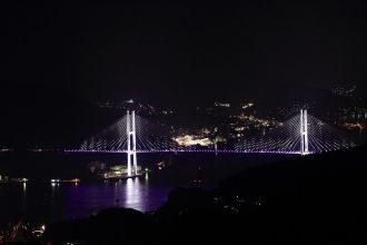 Ночной вид на мост города Нагасаки.