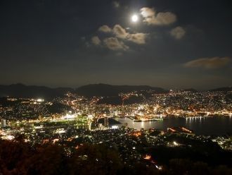 Ночной вид города Нагасаки.