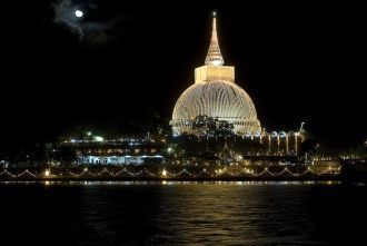 Храм Калутара Бодхия ночью.