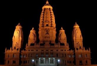 Достопримечательность Канпура ночью.