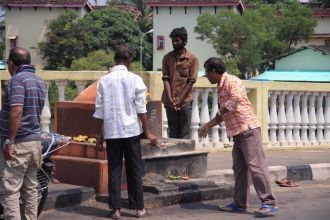На мосту через канал что-то вроде памятн