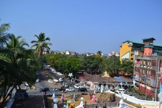 Вид на сквер и город Панаджи с высоты.