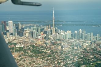 Торонто и CN Tower под крылом самолета