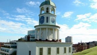 Галифакс - белоснежная Часовая башня.