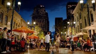 Жизнь на улицах города.