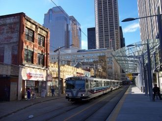 На улицах города.