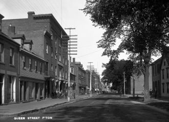Восточный конец улицы Королевской, Фреде