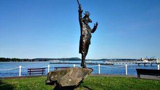 Памятник мэру Нанаймо Фрэнку Нэй, которы