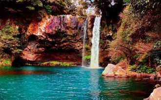 Небольшой водопад.