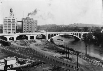 Вид старого города Питерборо.