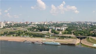 Вид сверху на набережную города Уфа.