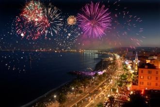 Вид ночного города.  Кань-сюр-Мер.