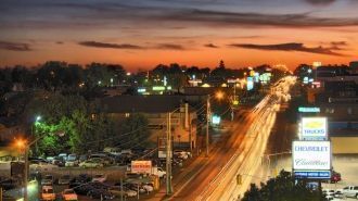 Город Ошава ночью.