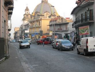 Оживленная улица Джульяно-ин-Кампанья.