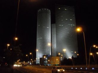 Торговый центр Азриэли ночью.