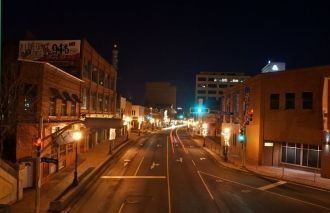 Ночь на улицах Монктона.