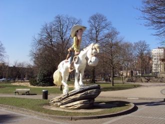 Статуя Лаки Люка в Шарлеруа, Бельгия.